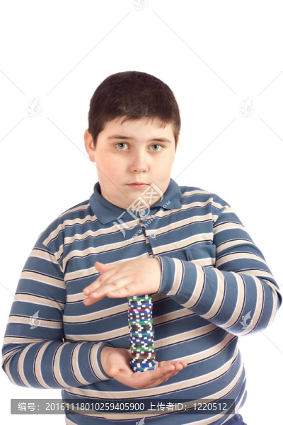 有撲克籌碼的男孩