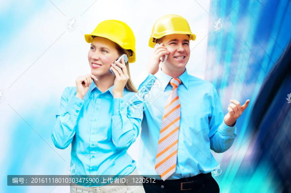 站在建筑物背景上的年輕建筑師戴著防護頭盔