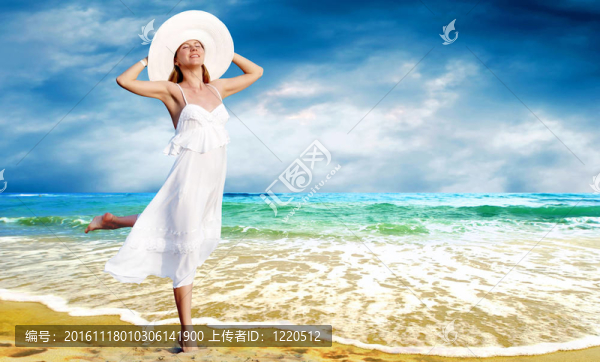 在陽光明媚的熱帶海灘主要在白色的年輕漂亮的女人
