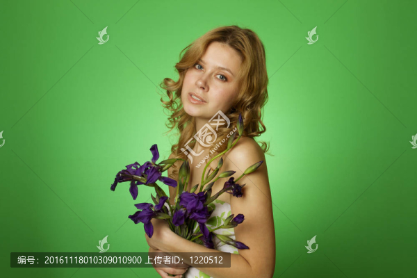 女人抱著一束花