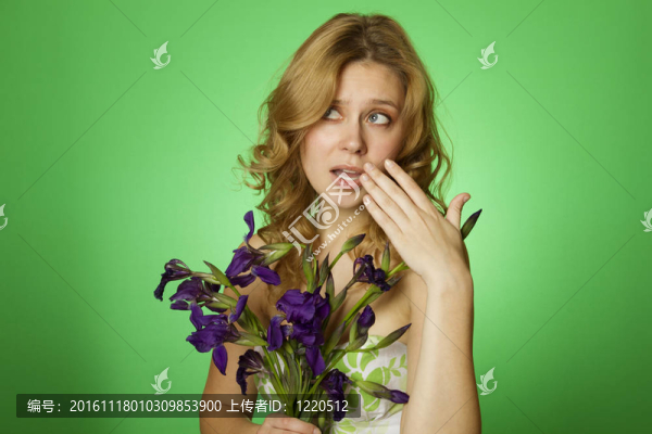 女人抱著一束花