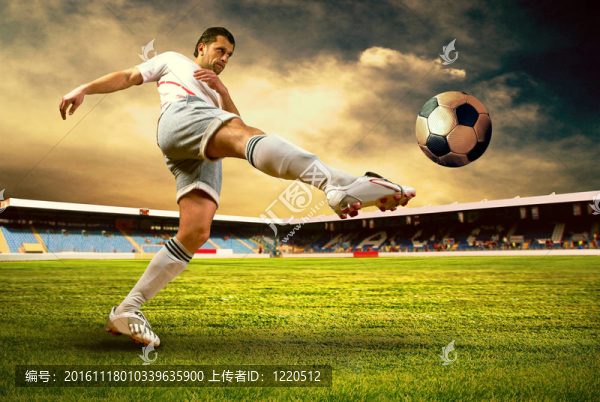 幸福足球運動員進球后在球場上帶著藍天