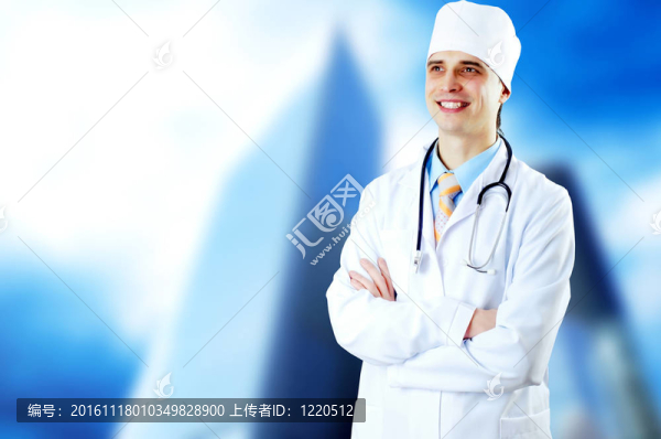 微笑的醫(yī)生在醫(yī)院背景的聽(tīng)診器