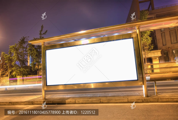 在一個公共汽車站廣告牌空白HDR