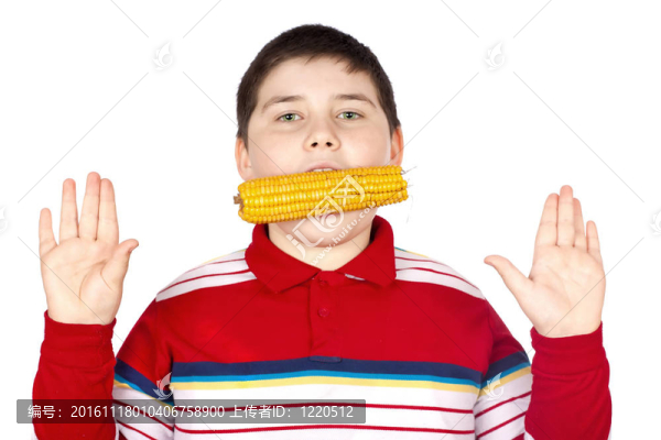 男孩吃玉米
