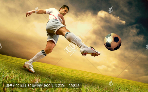 快樂的足球運動員在奧林匹克體育場在日出前天空領域