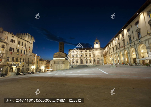 在中世紀(jì)的阿雷佐廣場（托斯卡納；意大利）晚上