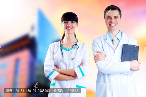 微笑的醫(yī)生在醫(yī)院背景的聽診器