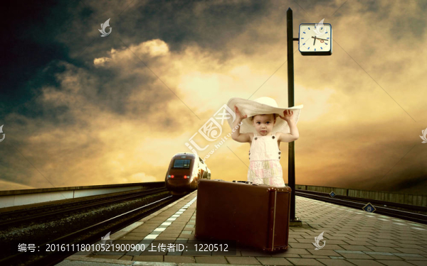 坐火車站月臺上的老式行李的小女孩