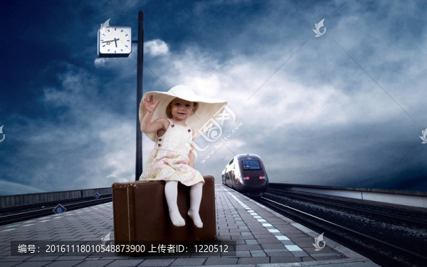 坐火車站月臺上的老式行李的小女孩