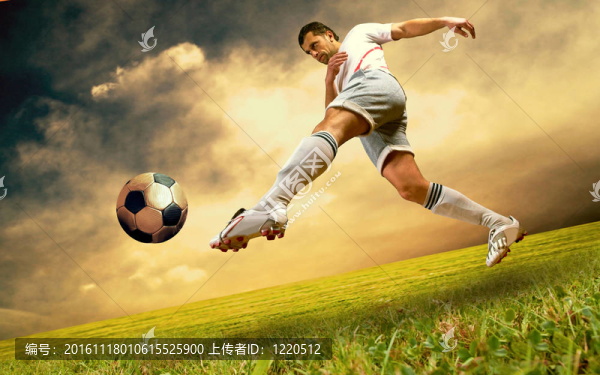 快樂的足球運(yùn)動(dòng)員在奧林匹克體育場在日出前天空領(lǐng)域