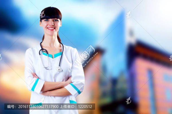 微笑的醫(yī)生在醫(yī)院背景的聽診器