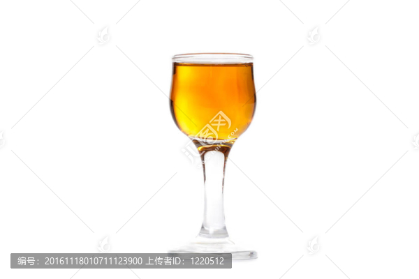 由白色背景隔離的蜂蜜伏特加制成的玻璃酒