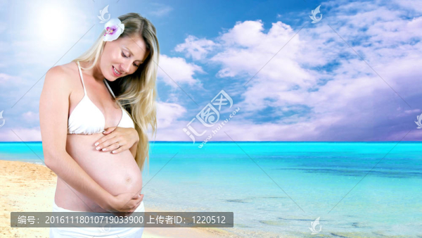 幸福的孕婦在陽(yáng)光明媚的熱帶沙灘上