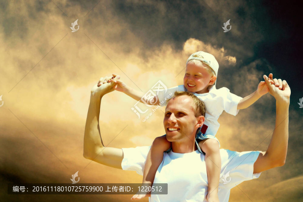 快樂(lè)的父親給他的兒子一個(gè)背對(duì)天空背景