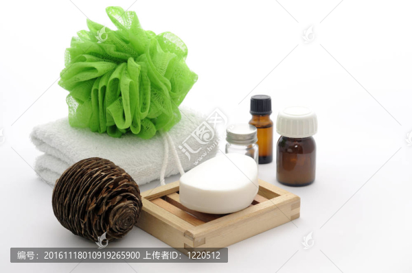 用肥皂浴室組成；essiantil油；毛巾；肥皂；海綿隔離在一個(gè)白色的。