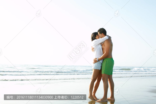 可愛的情侶在愛親吻和擁抱對(duì)方