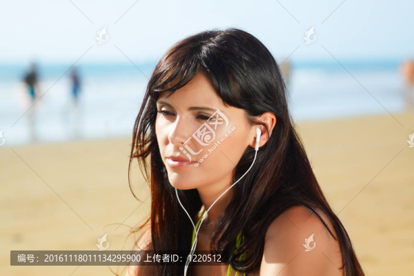 海灘上的女人聽音樂