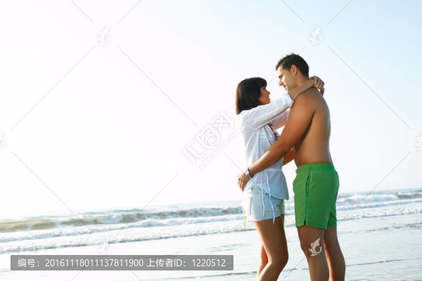 的夫婦互相擁抱