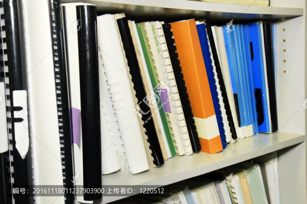 裝滿參考文獻的圖書館書架