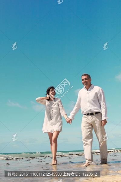 夫妻笑著走著