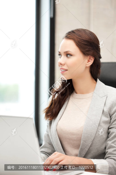 帶著筆記本電腦的快樂女人
