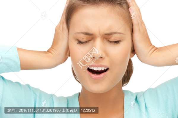 手在耳朵上的女人