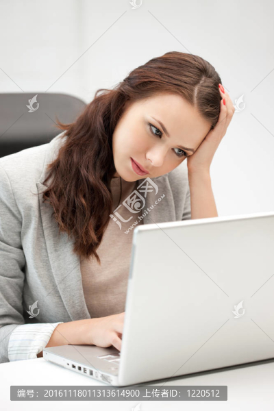 憂郁的女人與筆記本電腦