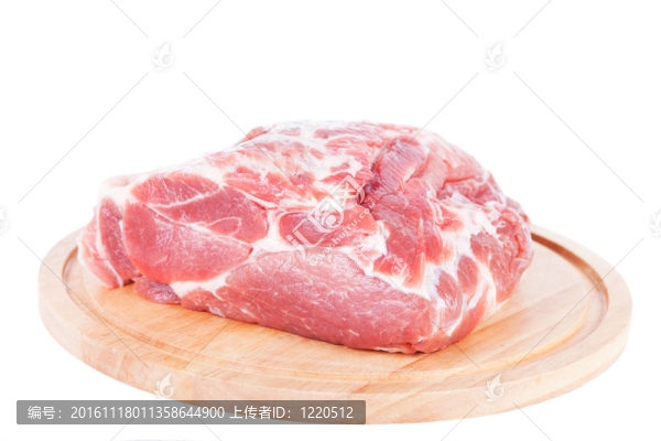 白色背景上的生肉