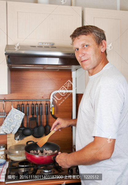 成熟的男人做晚飯