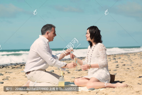 在海灘上喝酒