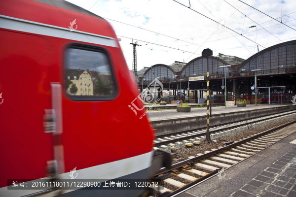 紅色列車進入車站