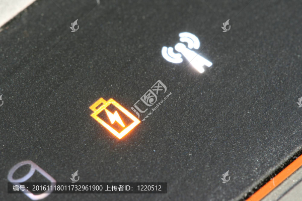 橙色預(yù)警低電池信號隨著打開WiFi的筆記本電腦