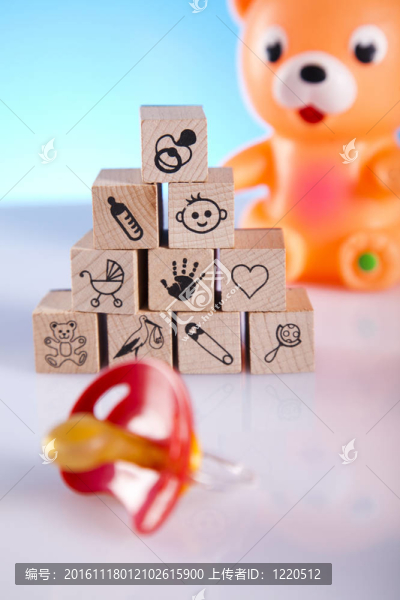 五顏六色的兒童玩具