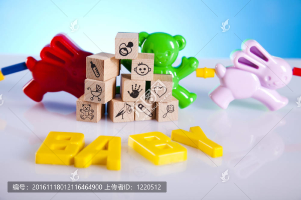 五顏六色的兒童玩具