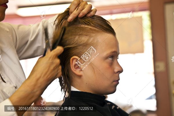 理發(fā)店的年輕男孩