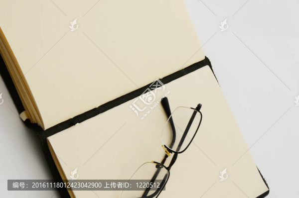 打開書和閱讀眼鏡