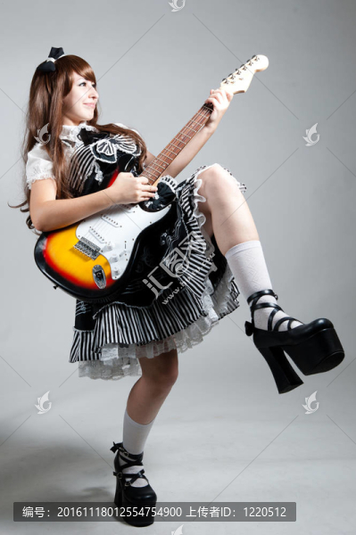 黑衣美女與吉他