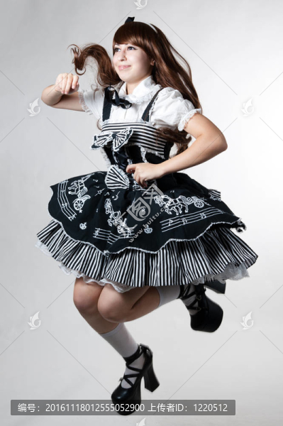 在黑衣美女