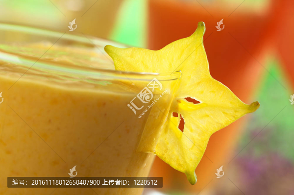 楊桃切片裝飾新鮮芒果汁