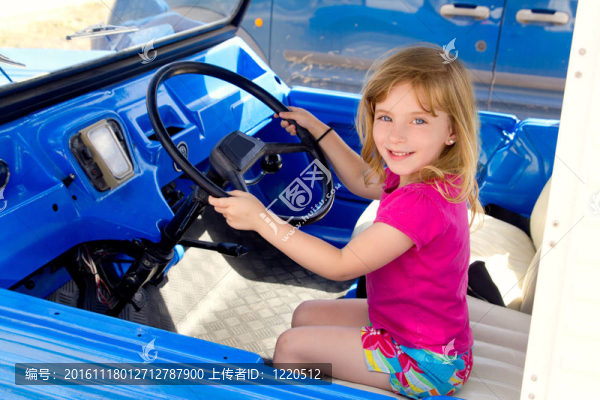 金發(fā)女孩駕駛敞篷車
