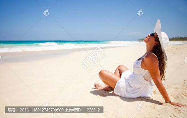 在海灘上的寧靜的女人