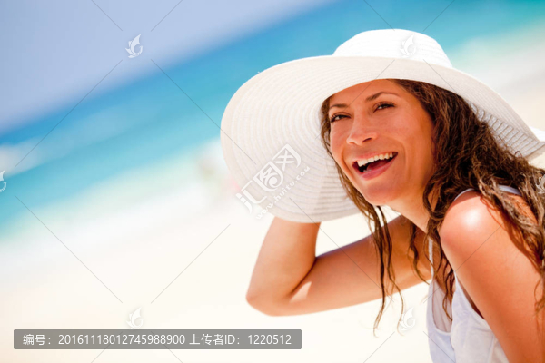 海灘上的快樂的女人