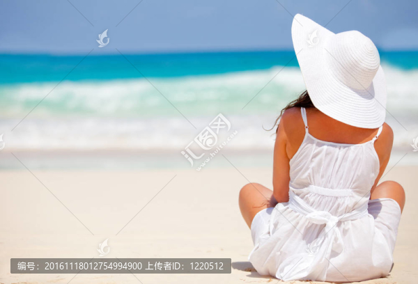 在海灘上的寧靜的女人