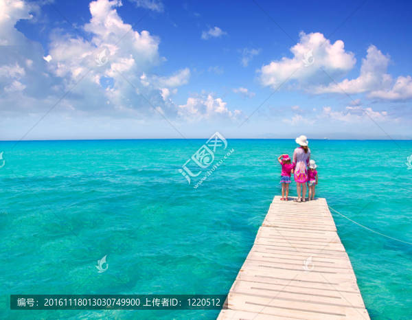女兒和母親在熱帶海灘碼頭