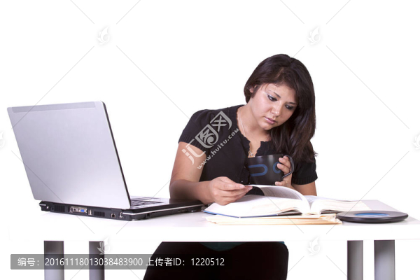 漂亮的女人在她的筆記本電腦上工作