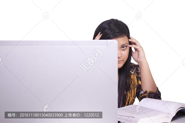 漂亮的女人在她的筆記本電腦上工作