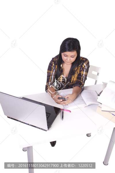 漂亮的女人在她的筆記本電腦上工作