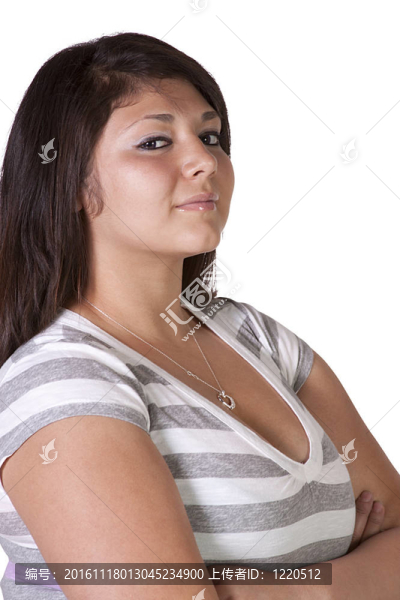 可愛的女人，雙臂交叉在一起
