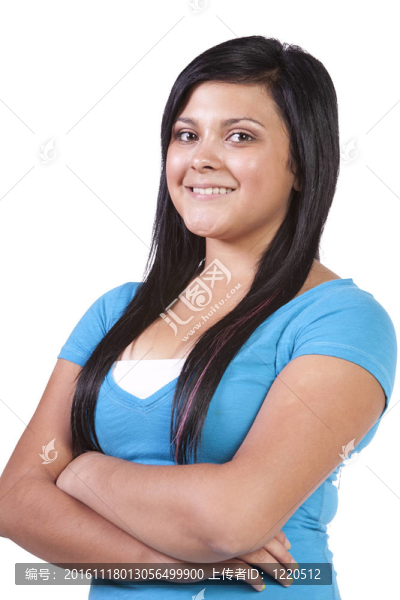 可愛的女人，雙臂交叉在一起